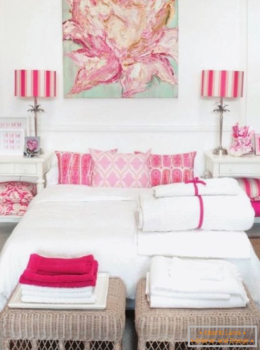 Бела спална соба со розови акценти