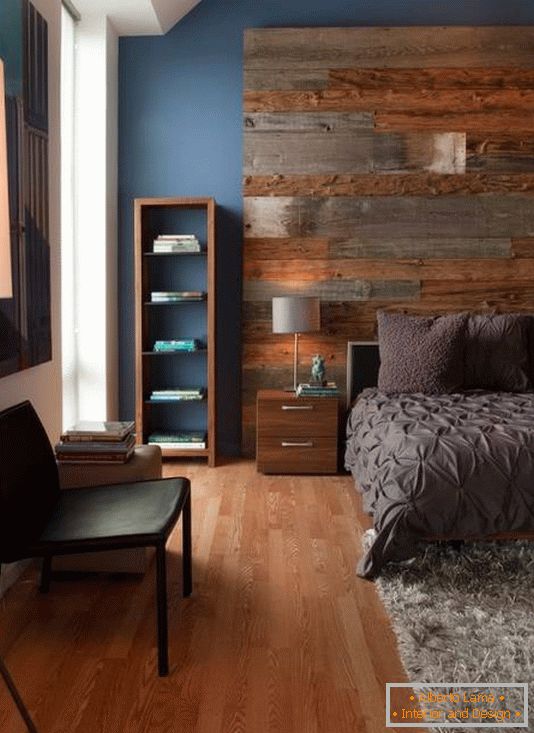 Голем дрвен headboard и стилски мебел во спалната соба