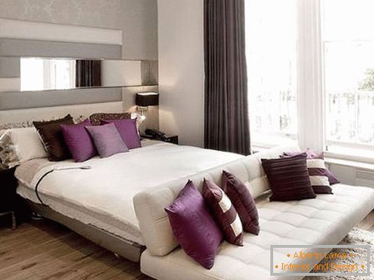 Стилски мебел во спалната со пурпурни акценти