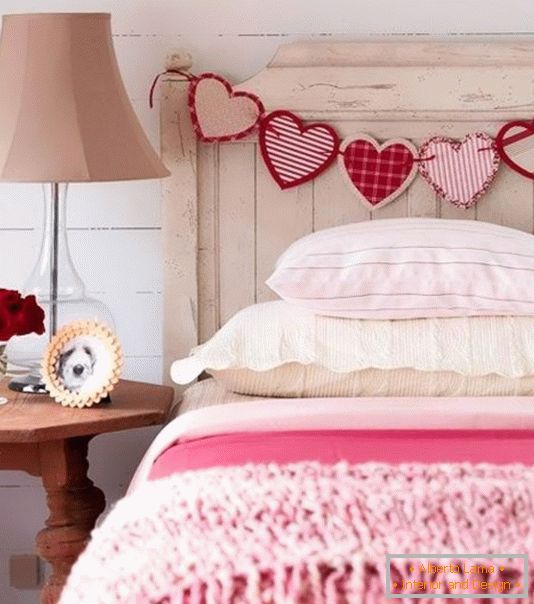 Декорација на креветот за Денот на вљубените