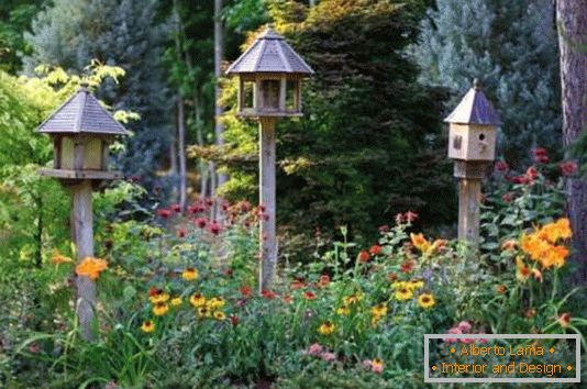 Куќи за доведување птици во градината