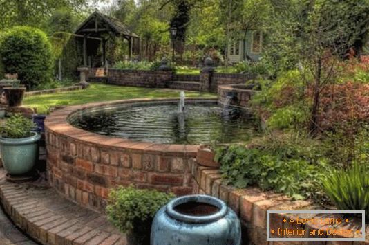 Вазни и фонтана во градината
