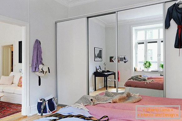 Спална соба на мал стан во Шведска