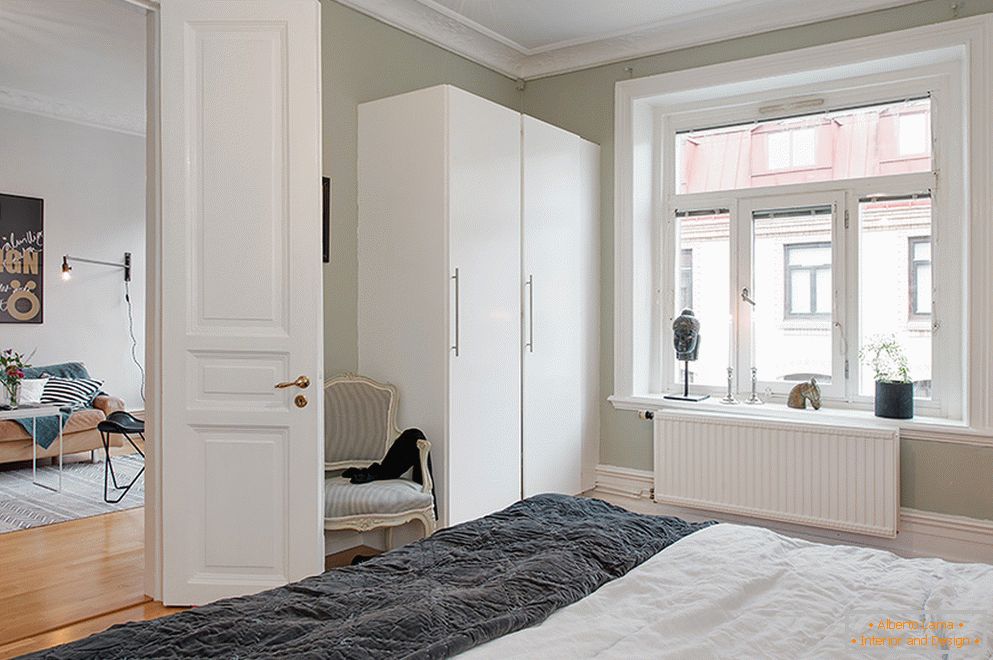 Внатрешноста на двособен стан во скандинавски стил во Стокхолм