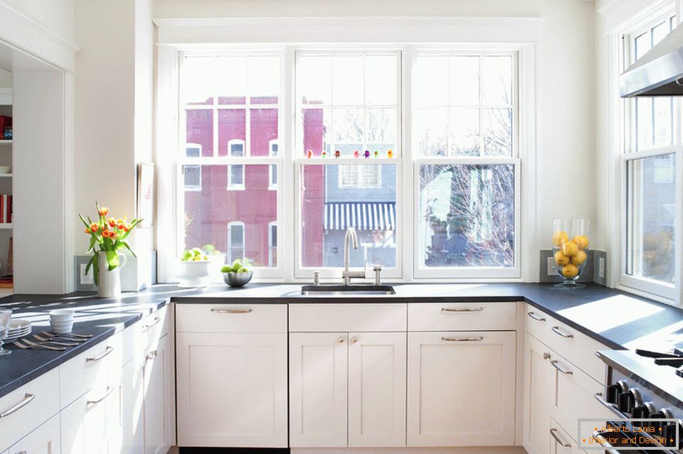 Панорамски прозорец во кујната
