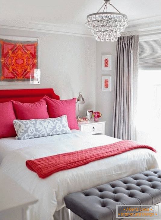 Комбинацијата на црвена, розова и сива боја во спалната соба