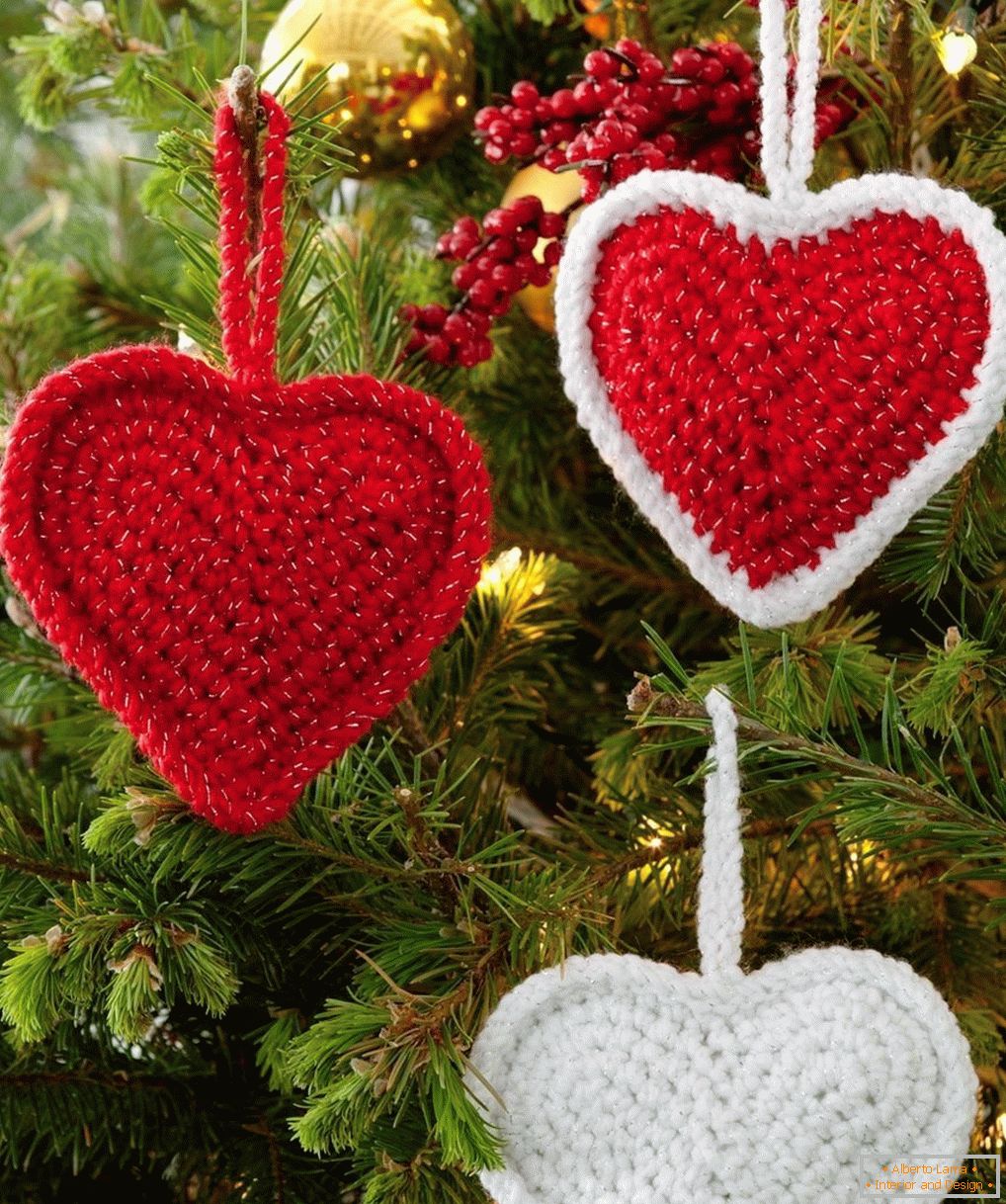 Плетени срца на елката