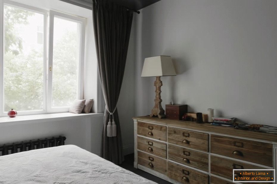 Пример за внатрешен дизајн на една мала спална соба на фотографијата