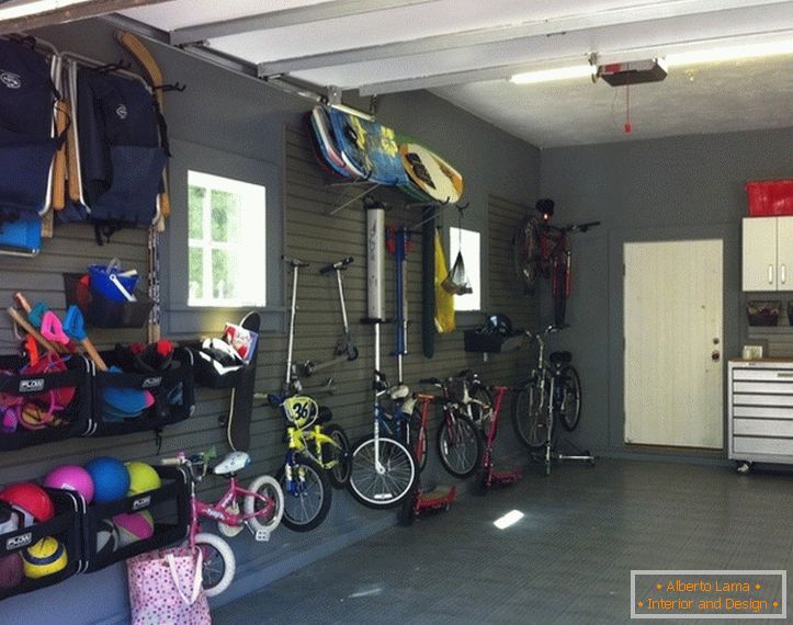 Велосипедските држачи на ѕидот во гаражата