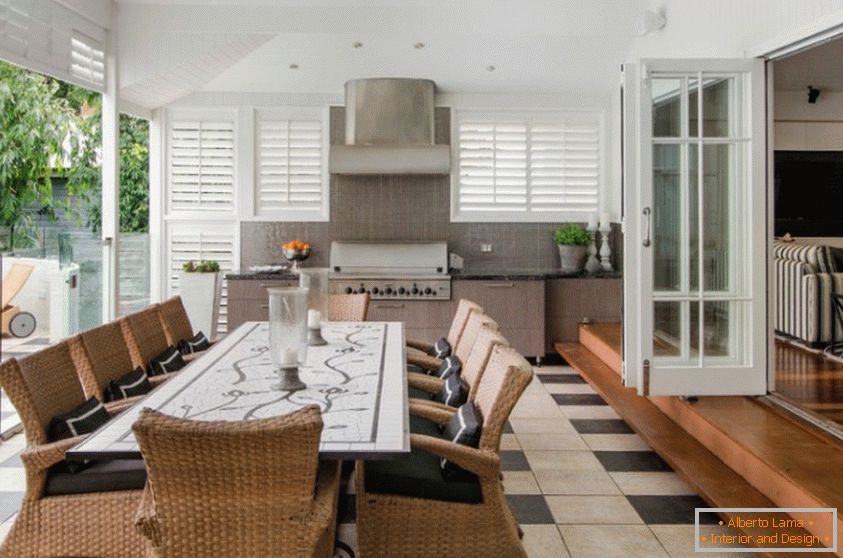 Убава и светла бела кујна за летна резиденција
