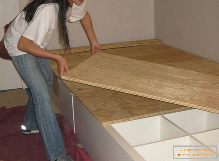 Процес на поставување на кревет на подиумот