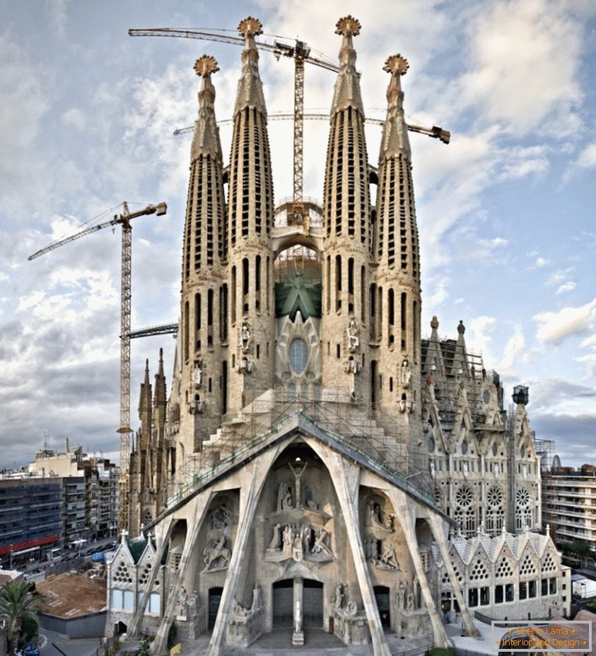 Храмот на Светото семејство (Барселона, Шпанија)