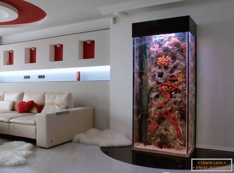 Голем аквариум во дневната соба