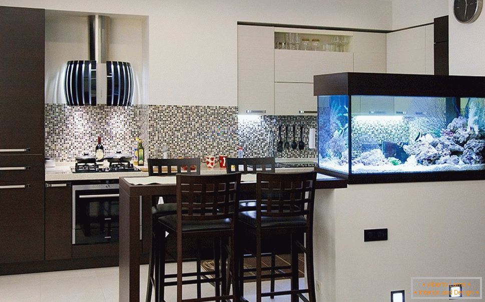 Бар бројач со аквариум на кухне