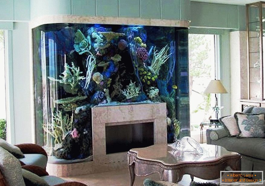 Софа и маса спроти аквариум со камин
