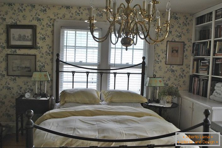 Спална соба во англиски стил е буџетска опција.