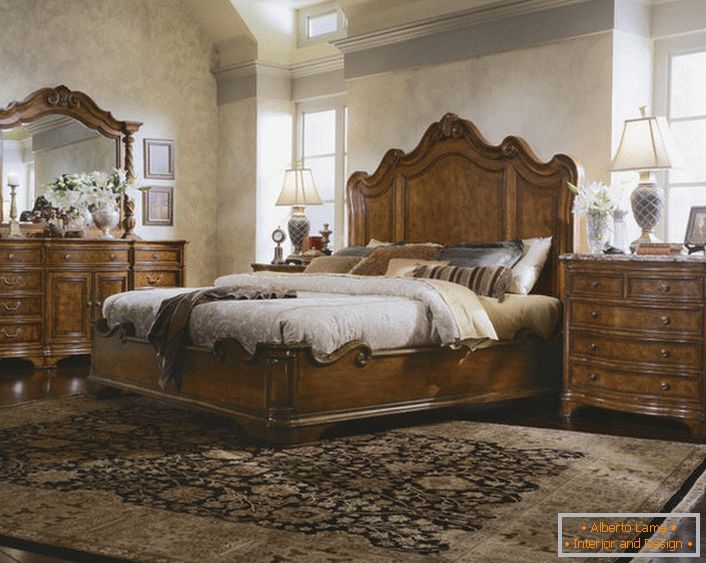 Скенска спална соба опција во англиски стил. Препознатливи форми и линии на луксузен индиски мебел.