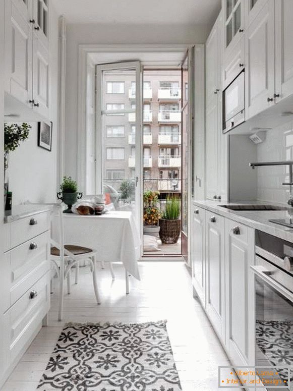 Бела кујна во внатрешноста - слика на мала кујна со балкон