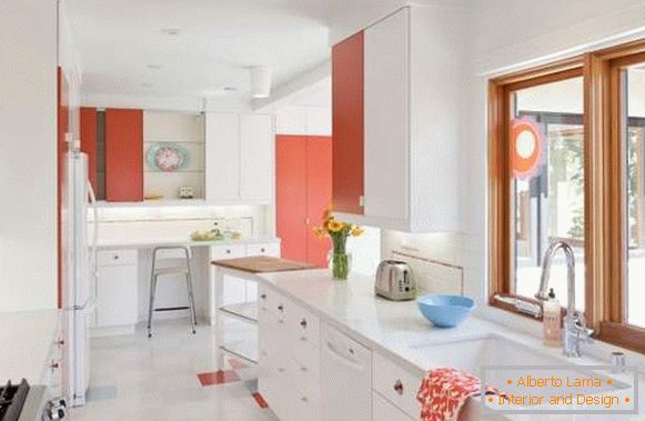 Кујна во бело - слика во комбинација со црвени елементи