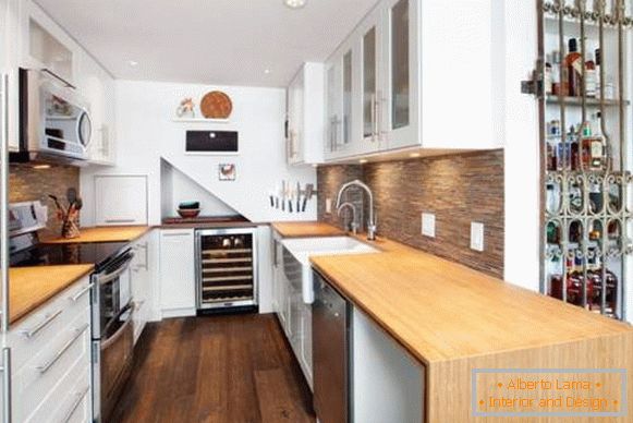 Престилка за бела кујна со дрвени countertops