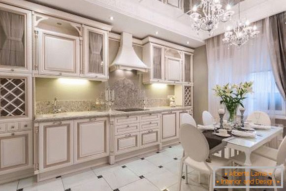 Кујна бела со златна патина - фото ентериер