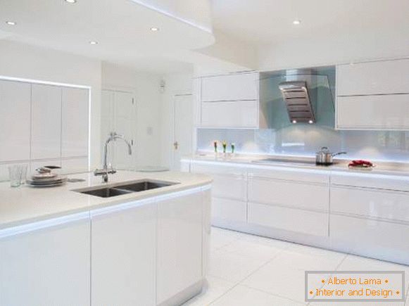 Дизајн на бела сјајна кујна - фото со LED позадинско осветлување