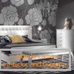Греј спална ентериер со прекрасен мебел од бела боја
