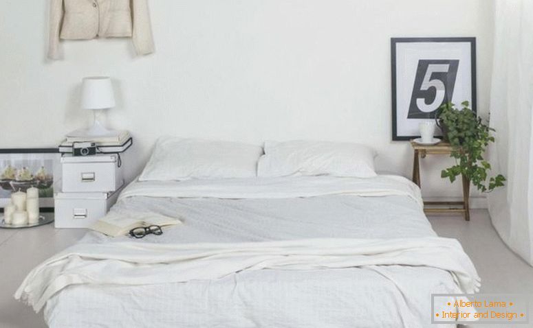минималистички-бела-спална соба-дизајн-со-под-креветот-и-мали-дрвени-страна маса