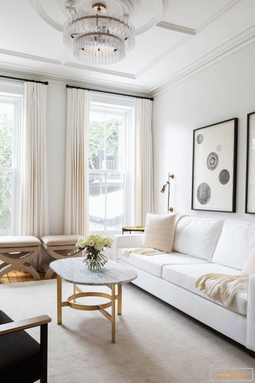 Дневна соба во класичен стил и бели бои