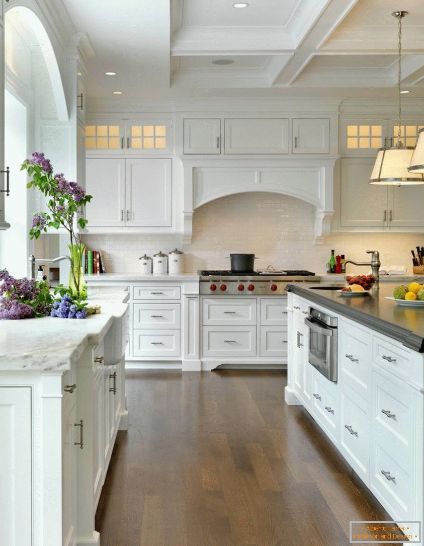 Одличен пример за кујна во бели бои во стилот на Прованса