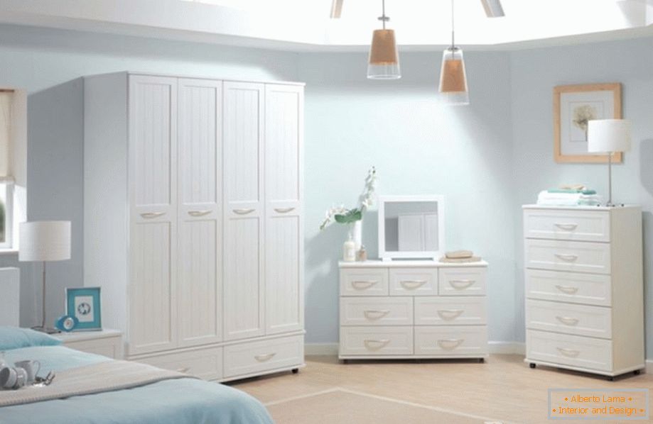 Белата гардероба, градите на фиоки и кабинетот во спалната соба