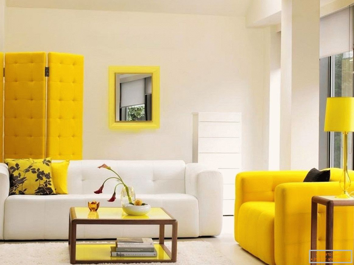 Комбинацијата на бело-жолт мебел во внатрешноста