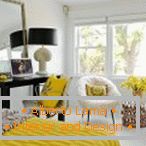 Бела спална соба со жолт декор
