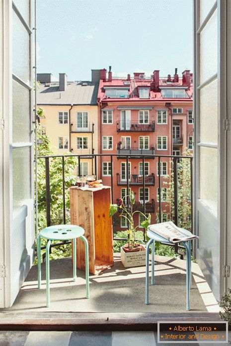 Мал балкон со поглед на градот