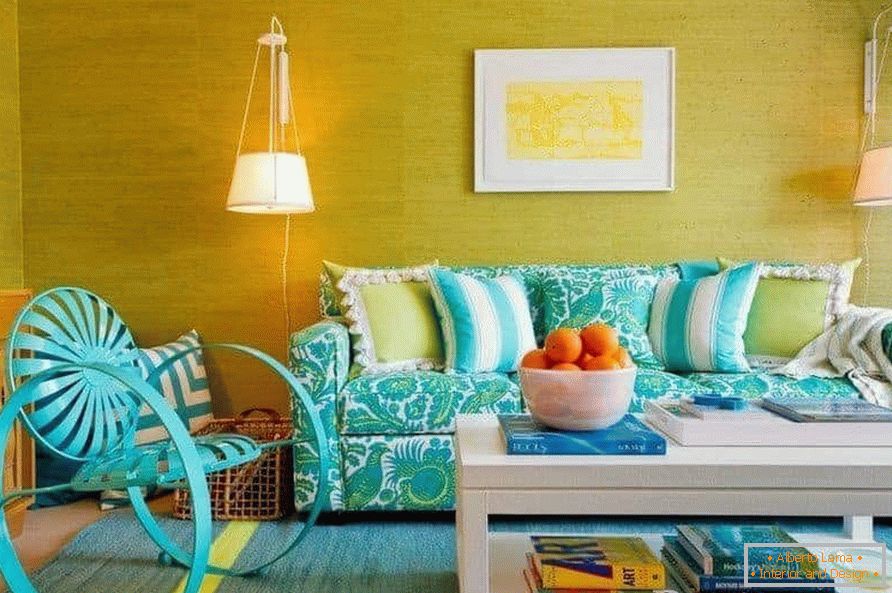 Комбинација на тиркизна со жолта боја во дневната соба