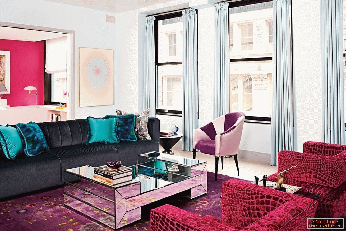 Дизајнот на дневната соба со фотелји од Бордо