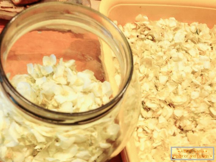 За подготовка на сируп од јасмин, ги собереме само белите ливчиња и, без да им дозволиме да се исуши, се додаваат слоевите со истурање на шеќерот.