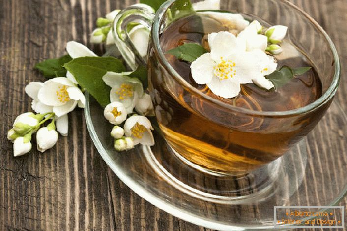 Историјата на популарноста на чајот со јасмин е поврзана со кинеските исцелители кои тврдеа дека јасмин има својства на афродизијак и им помага на жените да станат пожелни. 