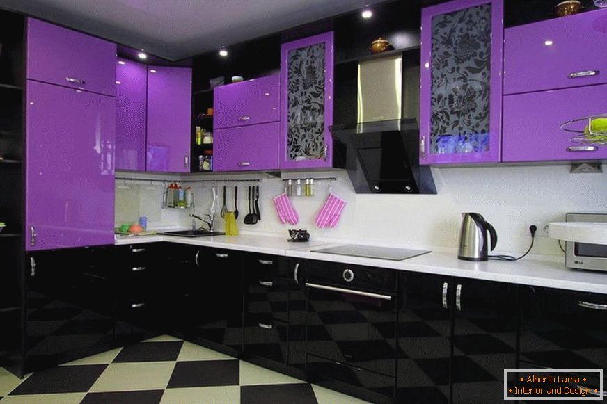 Црна и виолетова сјајна кујна