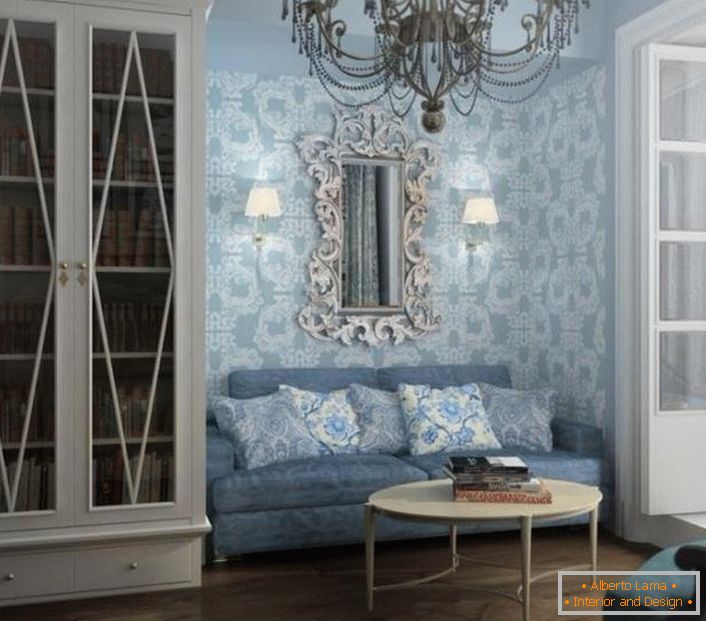 Гостинска соба во сини тонови. Ѕидна декорација е избрана во согласност со барањата на барокниот стил.