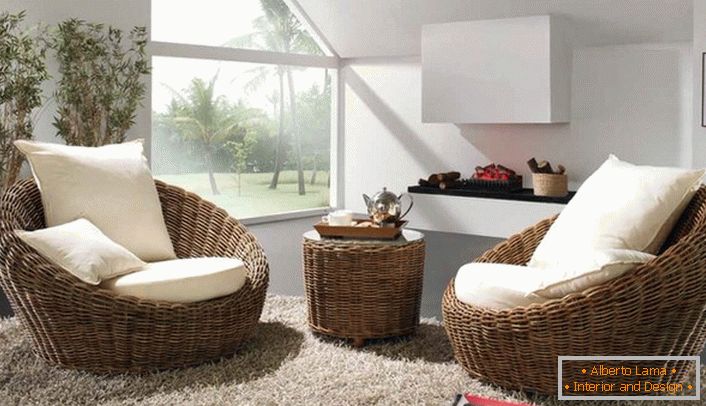 Плетени обемни фотелји со бели меки перничиња, комплетни со тепих со висок куп, ќе биде најдобра декорација на гостинската соба во еко-стил.