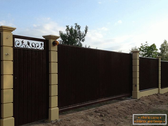 Модуларна ограда - најчест избор на модерни летни жители.