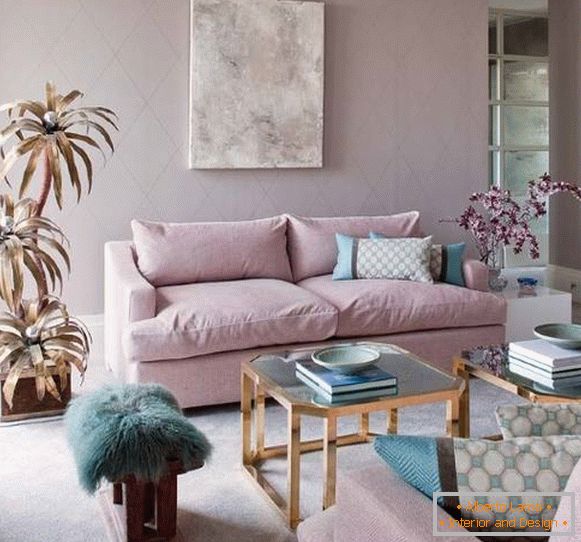 Дизајн на дневната соба во светло розеви и сини тонови