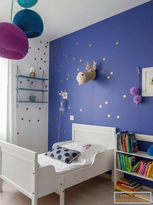 Сина боја на ѕидовите во детската соба со деликатна декорација