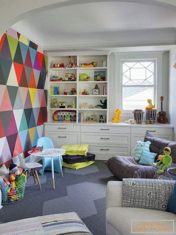 Шарени дизајн на детската соба во светли бои