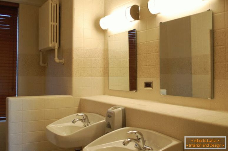 примамливи внатрешни идеи на тесни бањи-прикажувачки-дво-бела-порцелан-мијалник-и-плоштад-ѕид-огледала-без рамки-користење-пловечки-осветлување-долга суета-светла-тела