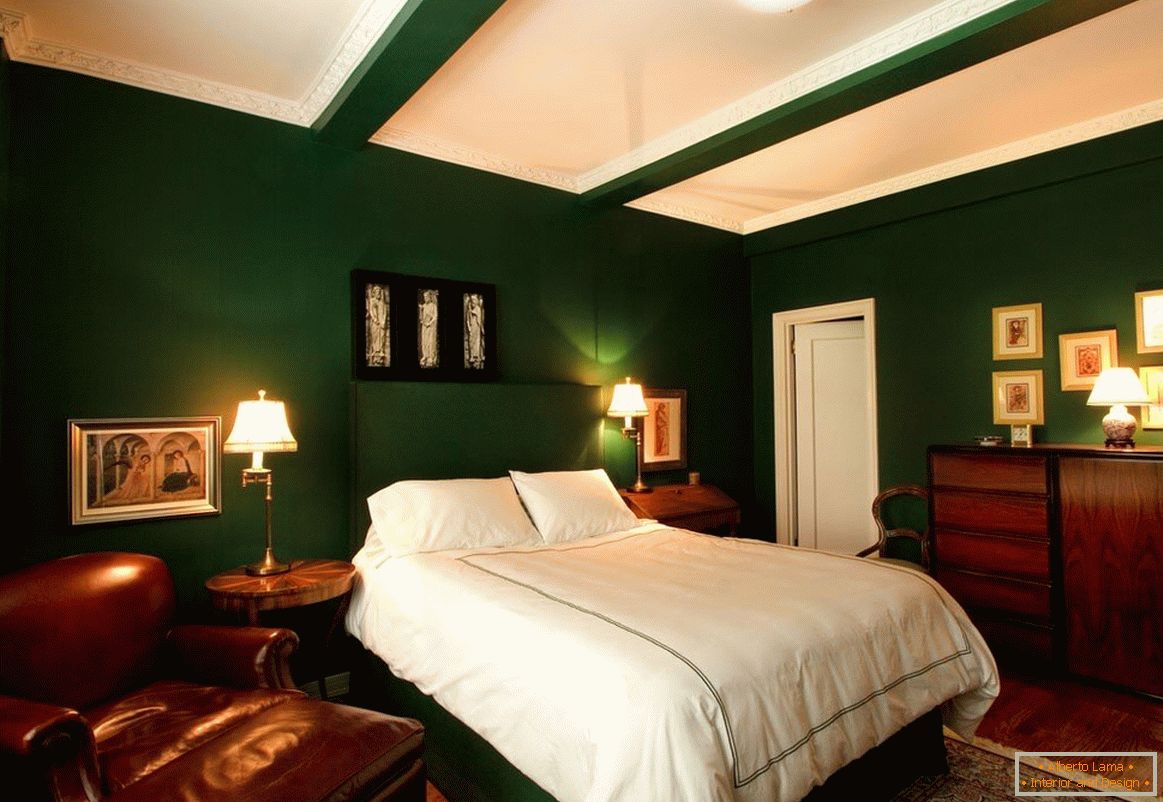 Бела, темно зелена и дрвена е идеална комбинација за спална соба