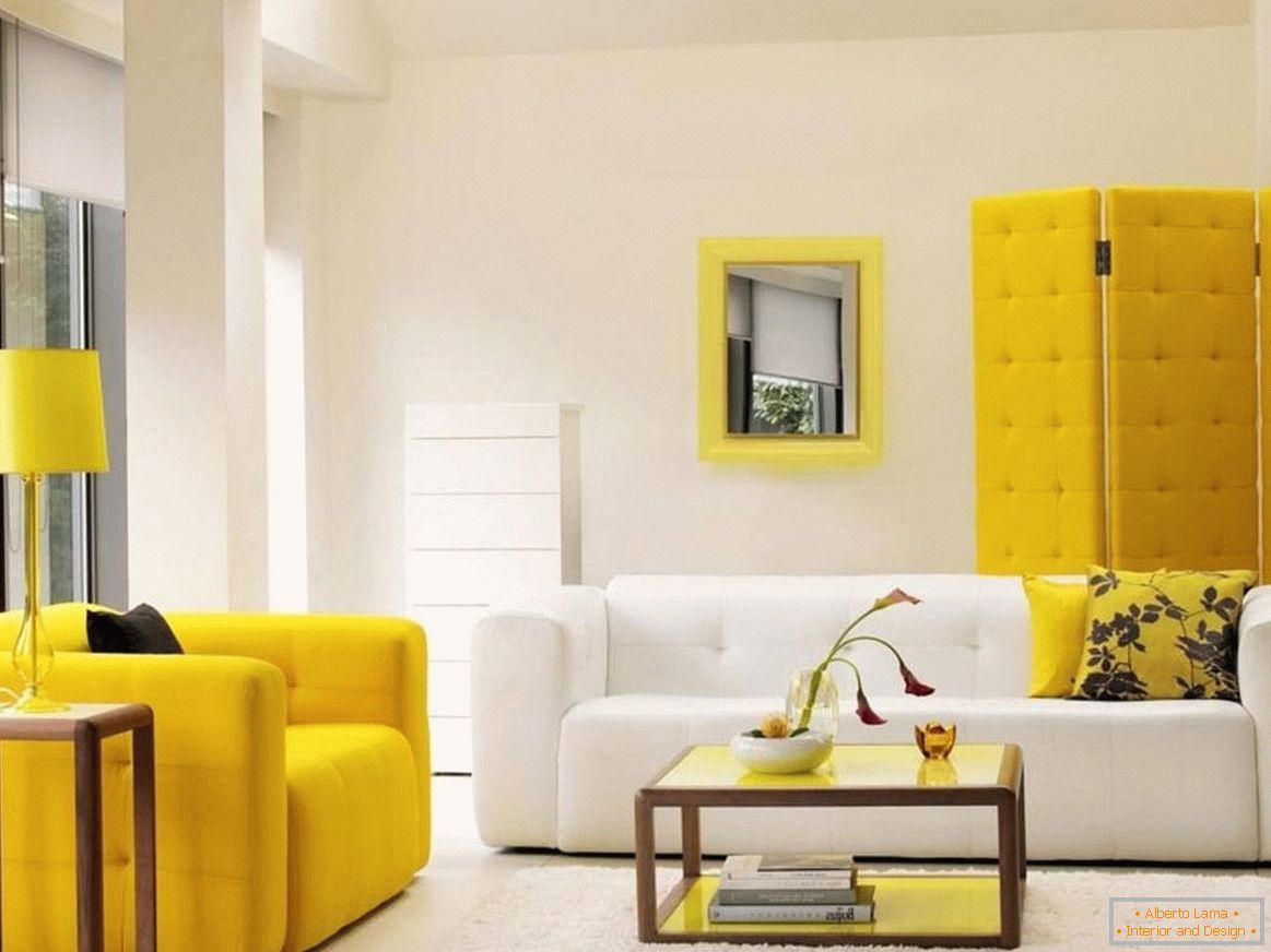 Светло жолти парчиња мебел