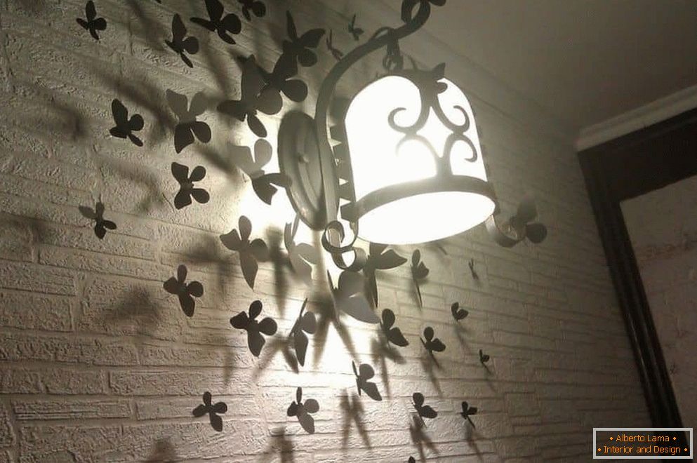 Пеперутки на ѕидот со светилка