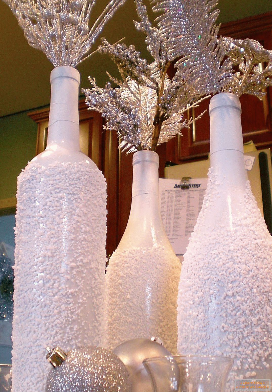 Божиќна декорација на шишиња